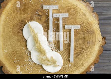 Batuffoli di cotone con rasoi e spiklet. Sale bianco dell'himalaya Foto Stock