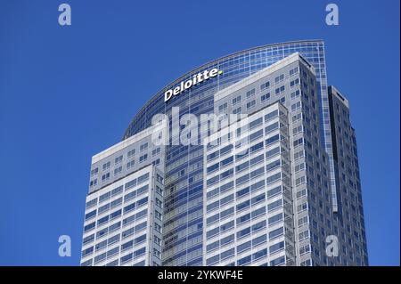 Una foto della sezione superiore della gas Company Tower o edificio Deloitte, nel centro di Los Angeles Foto Stock