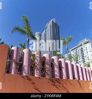 Una foto della U.S. Bank Tower e dell'edificio Deloitte o della gas Company Tower nel centro di Los Angeles, vista sopra una fila di pilastri rosa Foto Stock