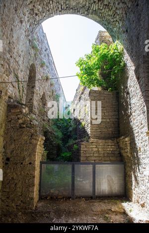 Un'apertura esterna della grande Galleria nel Castello di Gjirokaster, patrimonio dell'umanità dell'UNESCO, nel sud dell'Albania. Lungo corridoio a volte ad arco Foto Stock