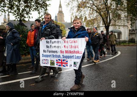 Londra, Regno Unito. 19 novembre 2024. I manifestanti hanno visto tenere uno striscione durante la dimostrazione. Gli agricoltori britannici si radunano a Londra per dimostrare contro le modifiche fiscali apportate dal governo laburista nel bilancio 2024. (Foto di David Tramontan/SOPA Images/Sipa USA) credito: SIPA USA/Alamy Live News Foto Stock