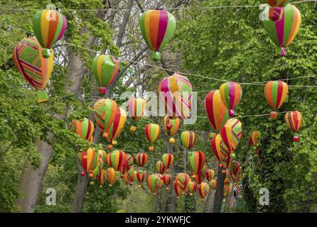 Un'immagine di palloncini colorati che decorano l'Isola Margherita Foto Stock