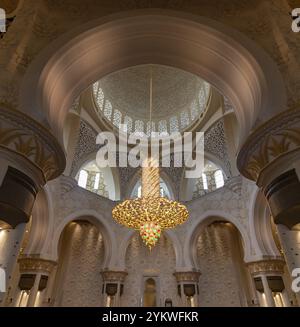 Una foto della sala principale di preghiera della grande Moschea dello sceicco Zayed Foto Stock