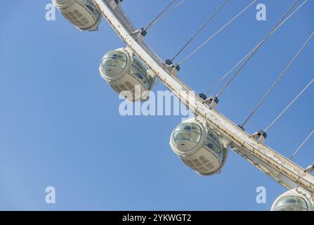 Una foto ravvicinata delle cabine della ruota panoramica di Ain Dubai Foto Stock