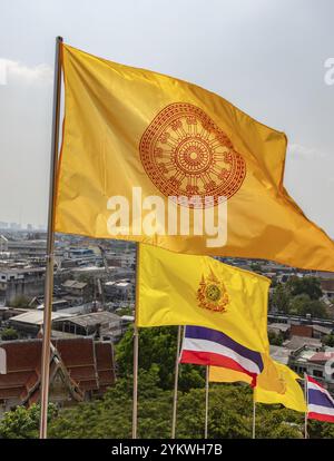 Una foto della Thailandia, dello Standard reale della Thailandia e delle bandiere buddiste tailandesi Dharmachakra che sventolano in aria Foto Stock