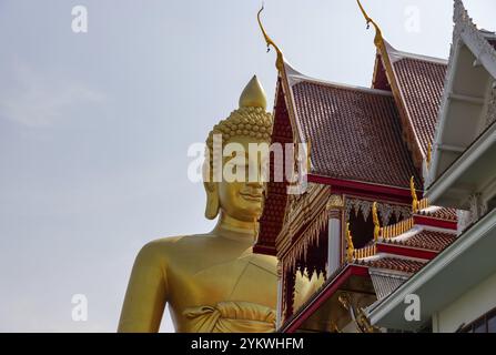 Un'immagine della grande statua di Buddha al Tempio Wat Paknam Bhasicharoen Foto Stock