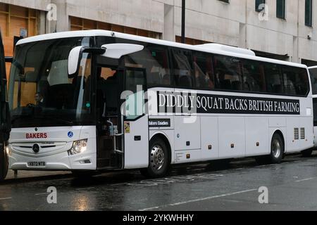 Londra, Regno Unito. 19 novembre 2024. Un pullman organizzato dal presentatore televisivo Jeremy Clarkson per i partecipanti al raduno di allevamenti in traghetto dalla fattoria Diddly Squat a Whitehall è parcheggiato a Westminster. Migliaia di lavoratori agricoli e sostenitori hanno partecipato a una manifestazione contro i nuovi cambiamenti delle tasse ereditarie annunciati nel bilancio autunnale di Rachel Reeves. Credito: Fotografia dell'undicesima ora/Alamy Live News Foto Stock