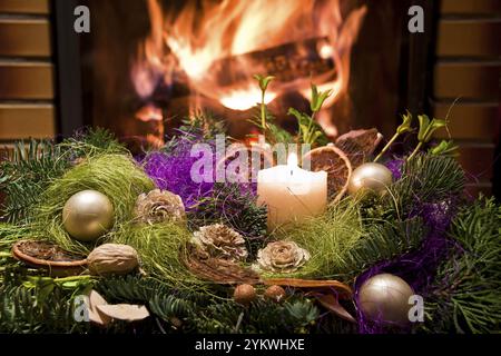 Decorazione floreale del tavolo di Natale di fronte al camino Foto Stock