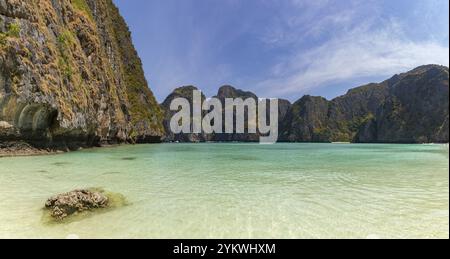 Una foto dell'iconica Maya Bay, sull'isola Ko Phi Phi Lee Foto Stock