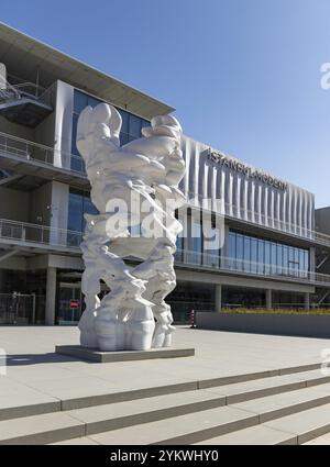 Un'immagine della scultura Runner di fronte al Museo d'arte moderna di Istanbul Creato da Tony Gragg nel 2022 Foto Stock