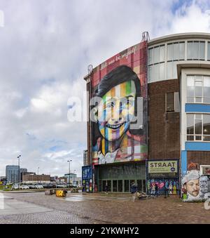 Una foto del colorato murale Let me Be Myself, raffigurante Anna Frank, creato da Eduardo Kobra nel 2016 Foto Stock