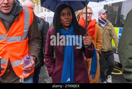 Londra, Regno Unito. 19 novembre 2024. Il leader del Partito Conservatore Kemi Badenoch cammina tra le folle per tenere un discorso al raduno agricolo. Migliaia di lavoratori agricoli e sostenitori hanno partecipato a una manifestazione contro i nuovi cambiamenti delle tasse ereditarie annunciati nel bilancio autunnale di Rachel Reeves. Credito: Fotografia dell'undicesima ora/Alamy Live News Foto Stock