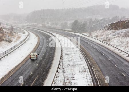 EBBW VALE, GALLES - 19 NOVEMBRE 2024: A465 Heads of the Valley Road vicino Ebbw vale durante una tempesta di neve invernale Foto Stock