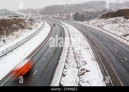 Immagine a lunga esposizione della A465 Heads of the Valley Road vicino a Ebbw vale in una tempesta di neve invernale Foto Stock
