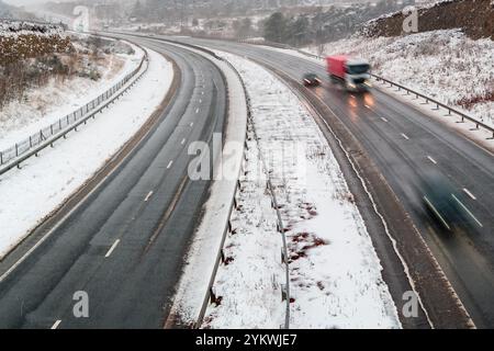 Immagine a lunga esposizione della A465 Heads of the Valley Road vicino a Ebbw vale in una tempesta di neve invernale Foto Stock