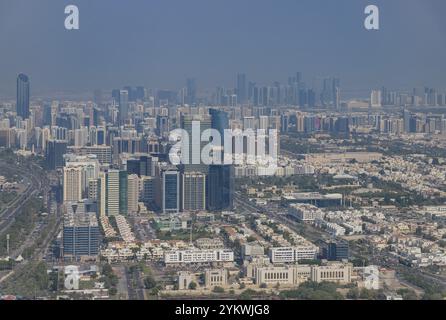 Una foto del centro di Abu Dhabi, che mostra la distesa del paesaggio urbano Foto Stock