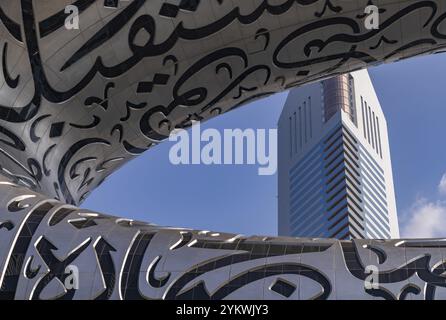 Una foto ravvicinata del Museo del futuro e del Jumeirah Emirates Tower Hotel Foto Stock