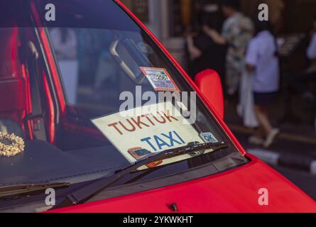 Una foto ravvicinata del cartello taxi in tuk tuk Foto Stock