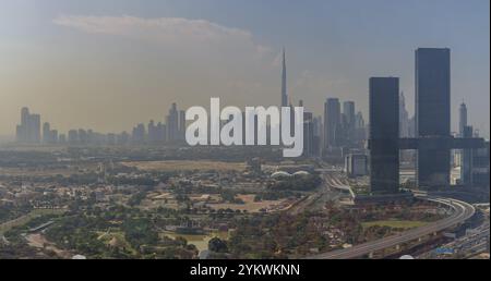 Una foto di Dubai vista dalla cornice di Dubai, con il Burj Khalifa che torreggia gli edifici circostanti Foto Stock