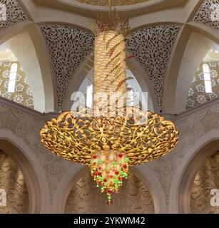 Una foto del sontuoso e colorato lampadario nella sala principale delle preghiere della grande Moschea dello sceicco Zayed Foto Stock