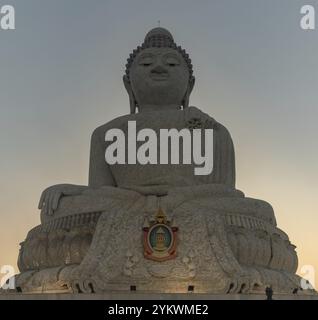 Una foto della grande statua del grande Buddha di Phuket, al tramonto Foto Stock