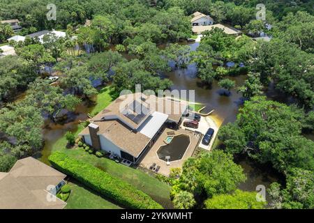 Inondazioni in Florida causate dalla tempesta tropicale causata dalle precipitazioni degli uragani. Case sobborgo in comunità residenziale circondate da acque alluvionali. Dopo il Foto Stock