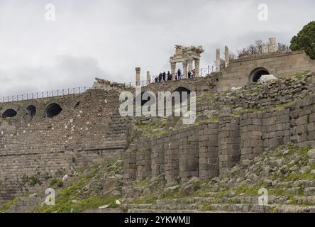 Un'immagine del Tempio di Traiano nell'antica città di Pergamo, vista dal Teatro Foto Stock