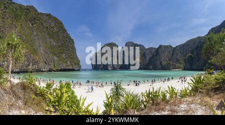 Una foto dell'iconica Maya Bay, sull'isola Ko Phi Phi Lee Foto Stock