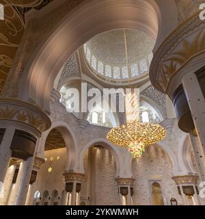 Una foto della sala principale di preghiera della grande Moschea dello sceicco Zayed Foto Stock