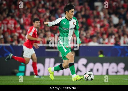 Lisbona, Portogallo. 23 ottobre 2024. In-Beom HWANG del Feyenoord durante la partita di calcio UEFA Champions League, fase MD3 tra SL Benfica e Feyenoord Rotterdam il 23 ottobre 2024 all'Estadio da Luz di Lisbona, Portogallo - foto Matthieu Mirville/DPPI credito: DPPI Media/Alamy Live News Foto Stock