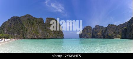 Una foto panoramica dell'iconica Maya Bay, sull'isola di Ko Phi Phi Lee Foto Stock