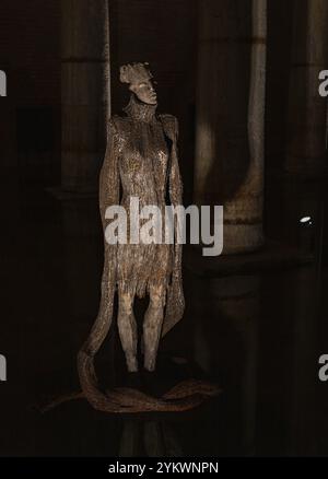 Un'immagine di una scultura all'interno della Cisterna Basilica di Istanbul Foto Stock