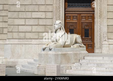 Un'immagine di scultura della sfinge fuori dall'Opera di Stato ungherese Foto Stock