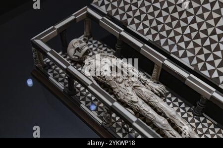 Un'immagine di una scultura Memento Mori, di Chicart Bailly (1520-1530) in mostra al Rijksmuseum, come parte della mostra inquietante Crawlies Foto Stock