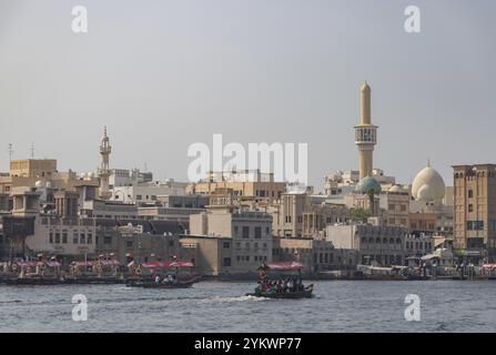 Una foto di barche abra al Dubai Creek Foto Stock