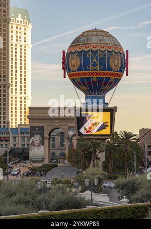 Una foto dell'Arco di Trionfo e del cartello in mongolfiera di Paris Las Vegas Foto Stock