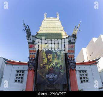 Una foto del TCL Chinese Theatre, con uno striscione del film Wakanda Forever Foto Stock