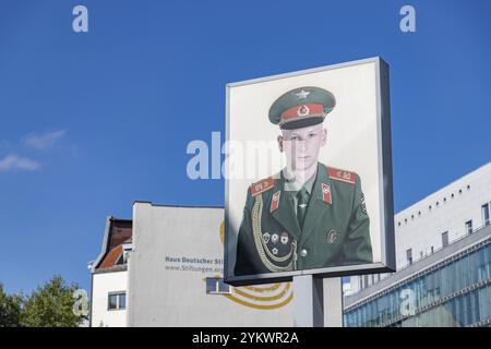 Una foto di un ritratto di un soldato al Checkpoint Charlie Foto Stock