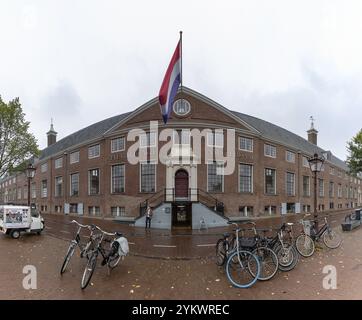 Una foto del museo Hermitage di Amsterdam e di diverse biciclette davanti ad esso Foto Stock