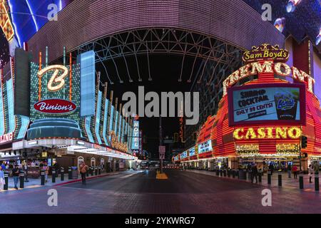 Una foto dei cartelli al neon al Binion's Gambling Hall and Hotel e al Fremont Hotel and Casino, nel mezzo dell'esperienza di Fremont Street Foto Stock