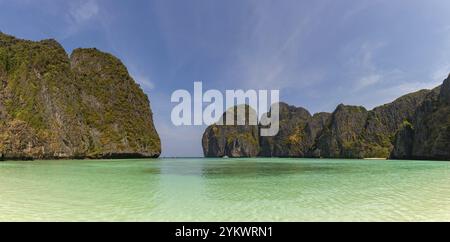 Una foto dell'iconica Maya Bay, sull'isola Ko Phi Phi Lee Foto Stock