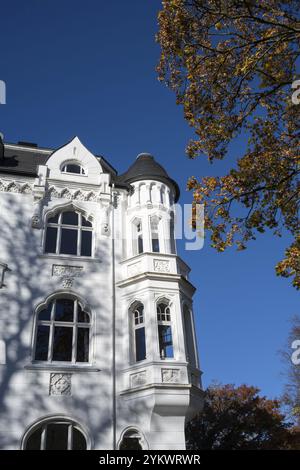 Elegante villa bianca con torrette e alberi autunnali su un cielo blu, Briller Viertel, Elberfeld, Wuppertal Foto Stock