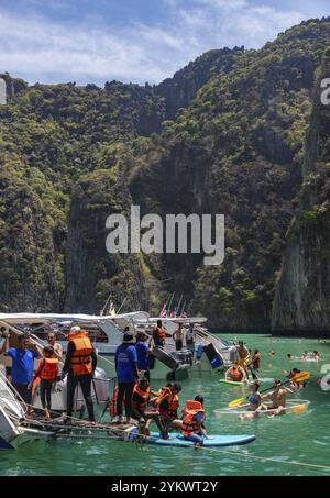 Un'immagine di tour in barca sulla baia di Pi Leh, all'isola di Ko Phi Phi Lee Foto Stock