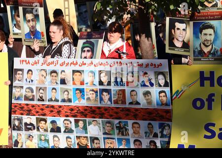 Washington, Stati Uniti. 16 novembre 2024. I manifestanti mostrano fotografie delle vittime della rivolta del 2019, mantenendo viva la loro memoria e sottolineando il loro sacrificio nella lotta per la democrazia durante una marcia, chiedendo un'azione internazionale per rendere il regime iraniano responsabile dei crimini contro l'umanità. I manifestanti si sono riuniti a Washington DC per rendere omaggio ai 1.500 manifestanti uccisi durante la rivolta del novembre 2019 in Iran. (Credit Image: © Siavosh Hosseini/SOPA Images via ZUMA Press Wire) SOLO PER USO EDITORIALE! Non per USO commerciale! Foto Stock