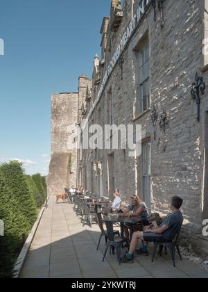 Posti a sedere all'aperto lungo la facciata giacobina. Hay Castle, Hay-on-Wye, Regno Unito. Architetto: MICA, 2022. Foto Stock