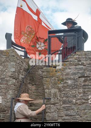 Piattaforma di osservazione nel castello Keep durante l'evento estivo della comunità. Hay Castle, Hay-on-Wye, Regno Unito. Architetto: MICA, 2022. Foto Stock