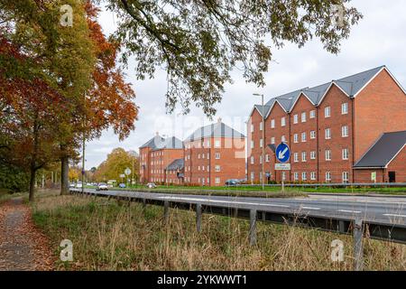 Nuovi blocchi di appartamenti nello sviluppo di Wellesley Estate vicino ad Aldershot, Hampshire, Inghilterra, Regno Unito Foto Stock