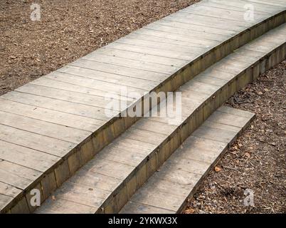 Passerella pedonale con gradini in legno Foto Stock