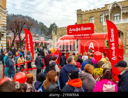 Kislovodsk, Russia - 3 dicembre 2023: Alfa Bank organizza concorsi a premi per le strade di Kislovodsk Foto Stock