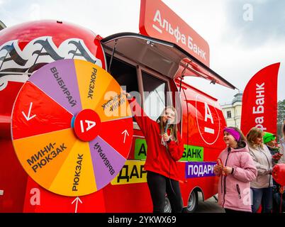 Kislovodsk, Russia - 3 dicembre 2023: Estrazione a premi alla presentazione di Alfa Bank, città di Kislovodsk Foto Stock